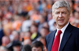 HLV Wenger tuyên bố vẫn ở lại Arsenal